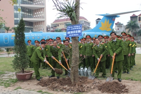 Đồng chí Thiếu tướng, PGS.TS Phạm Ngọc Hà, Phó Giám đốc Học viện và các đồng chí trong Ban Giám đốc trồng cây đầu xuân